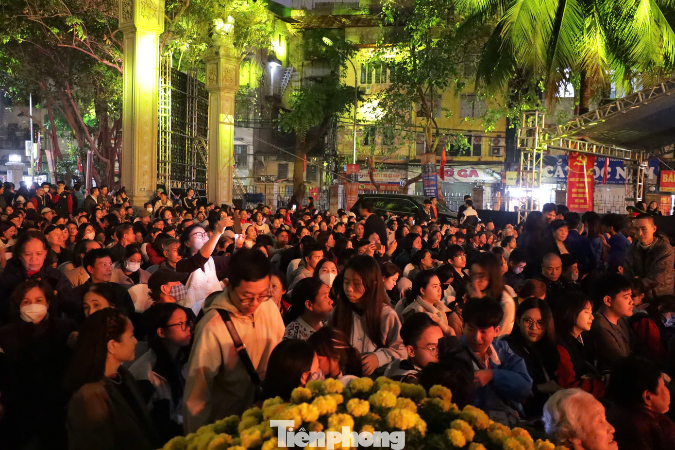 Đông đảo người dân và du khách thập phương đổ về dự Lễ hội Gò Đống Đa.