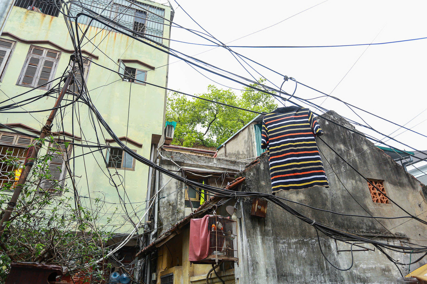 Theo báo cáo của UBND quận Hoàn Kiếm, có 35 hộ dân nằm trong phạm vi triển khai dự án phải di dời. Hà Nội sẽ áp dụng chính sách đền bù cao nhất, bố trí tái định cư bằng đất tại huyện Đông Anh đối với trường hợp đủ điều kiện được bồi thường bằng đất ở.