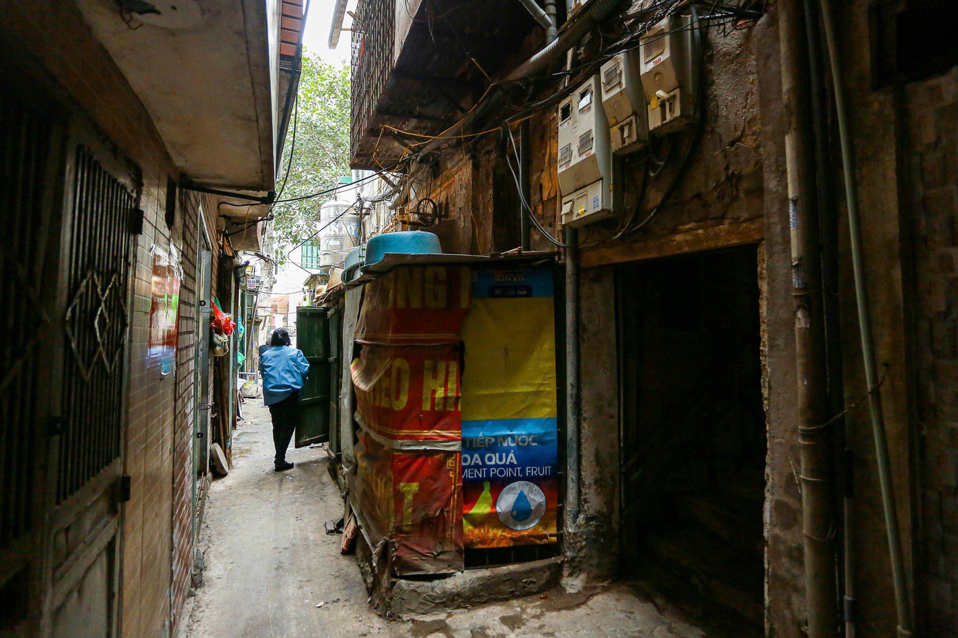 Các lối đi chung tại ngõ 61 Đinh Tiên Hoàng đều trong tình trạng xuống cấp, chật chội và ẩm thấp. Diện tích hạn chế, hầu hết các hộ gia đình phải dùng chung nhà vệ sinh.