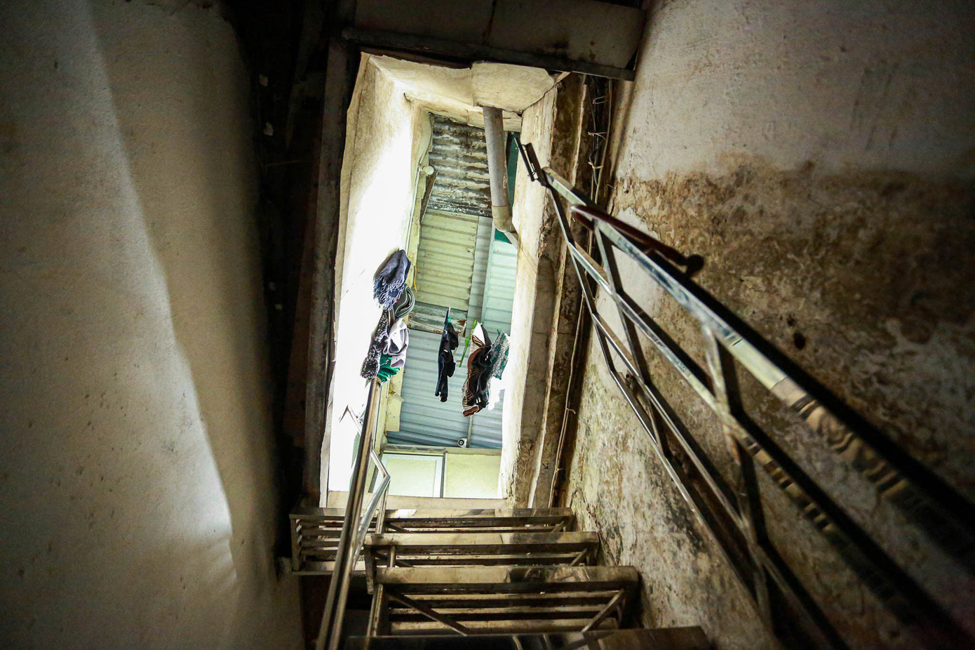 Luồng sáng tự nhiên duy nhất ở các khu tập thể có lẽ là hành lang, ánh sáng này giúp người dân phơi quần áo...