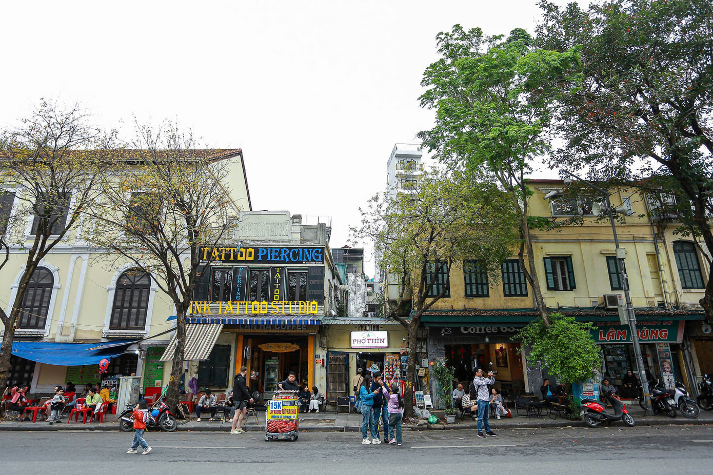 Khu vực dự kiến di dời mặt tiền trên phố Đinh Tiên Hoàng có vị trí đắc địa, sát hồ hồ Gươm - là nơi kinh doanh của rất nhiều hộ gia đình.