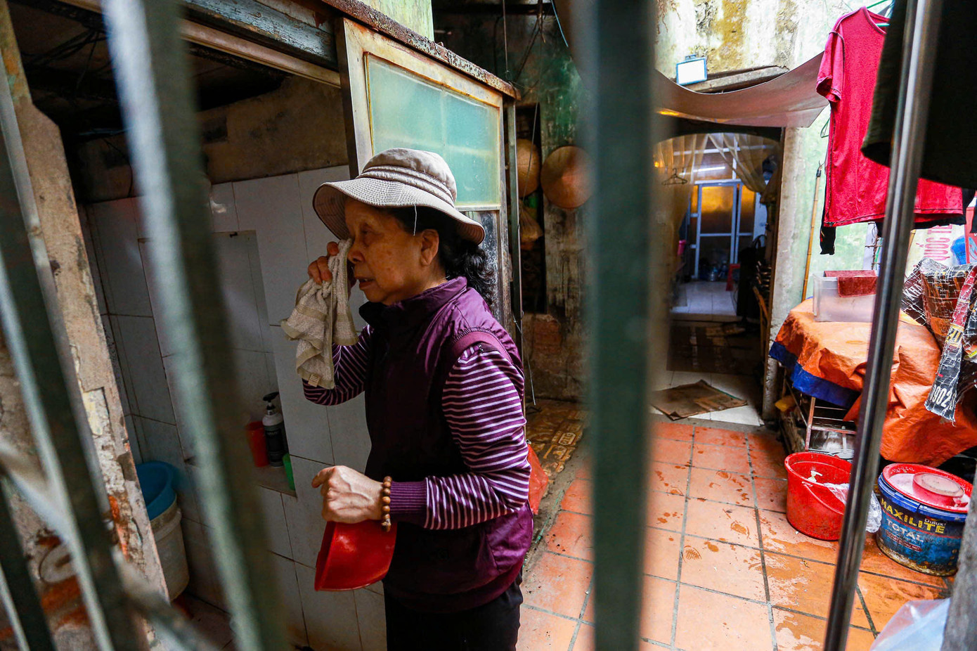 "Bám trụ tại con ngõ 20 năm, tôi kiếm sống bằng việc bán đồ chơi, các mặt hàng ăn uống... cho khách du lịch và người dân quanh hồ Hoàn Kiếm. Hàng quán đông khách vì khách tới đông nên cuộc sống của gia đình cũng đủ thu nhập để trang trải cuộc sống. Khu vực này cũ quá rồi, việc rời đi là sớm muộn nên những hộ dân trong diện di dời như chúng tôi đều ủng hộ. Nhưng gánh nặng mưu sinh lại là nỗi lo mới khi việc bán hàng không thể tiếp tục", bà Oanh lo lắng.