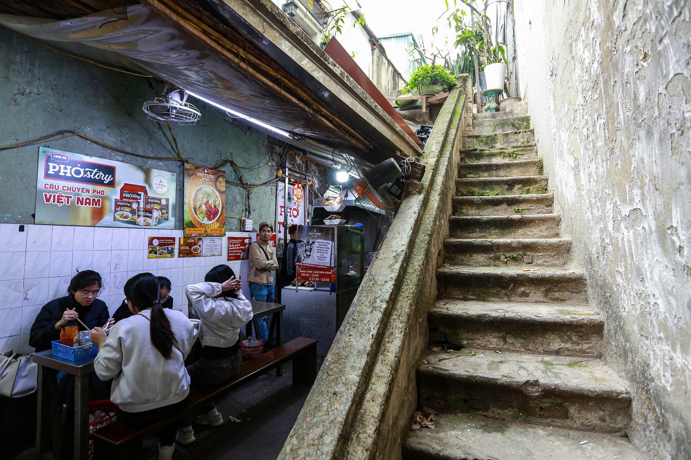 Trong ngõ 61 Đinh Tiên Hoàng còn có quán Phở Thìn - thương hiệu phở nổi tiếng của Hà Nội, là điểm đến quen thuộc của người dân Hà Nội và du khách trong, ngoài nước khi tới hồ Gươm. Tuy nhiên không gian tại đây khá nhỏ hẹp và bí bách.