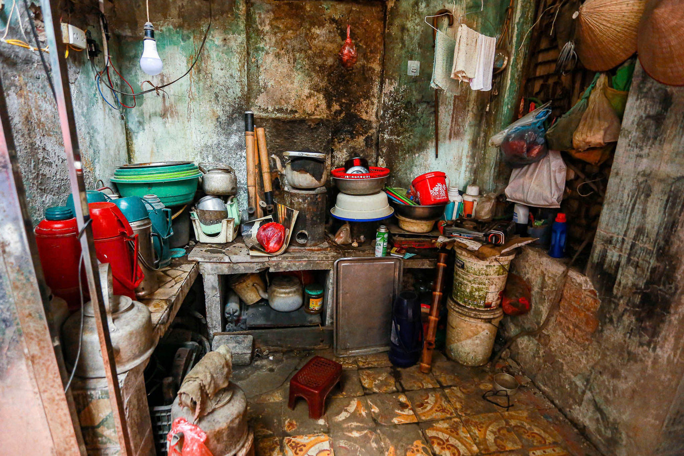 Không gian chật hẹp, ẩm thấp với lỉnh kỉnh đồ đạc tại gia đình của các hộ dân.