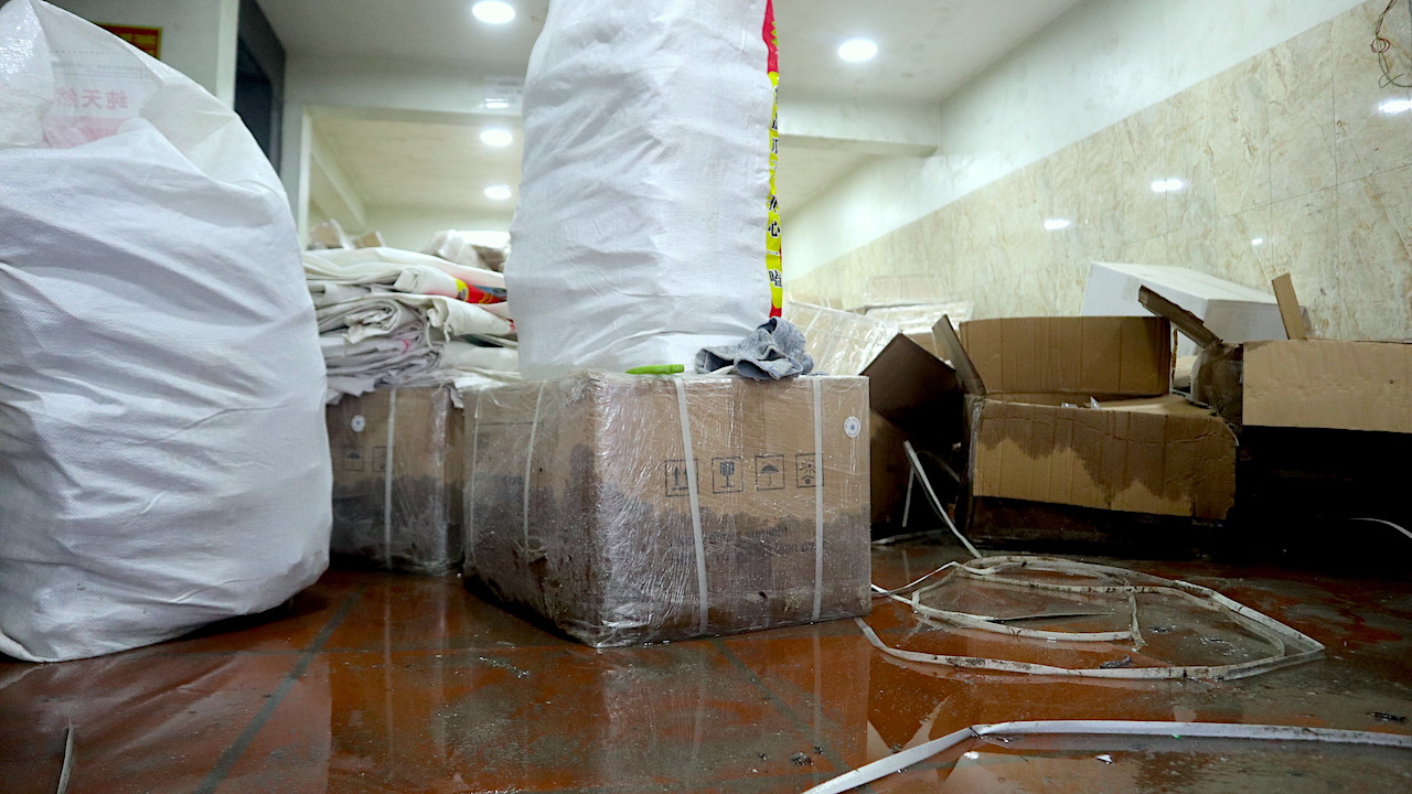 Mưa ngập không chỉ gây khó khăn việc đi lại mà còn làm ảnh hưởng gây thiệt hại cho tài sản, nhà cửa của nhiều hộ dân ở KĐT mới Lê Trọng Tấn - Geleximco.