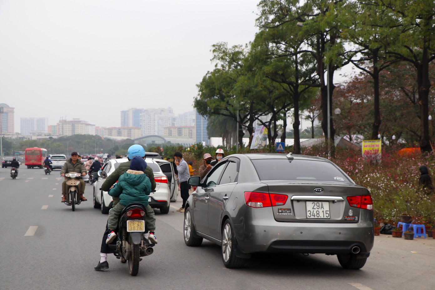 Nhiều người dân thấy biển giảm giá đã ghé lại xem và mua về nhà.