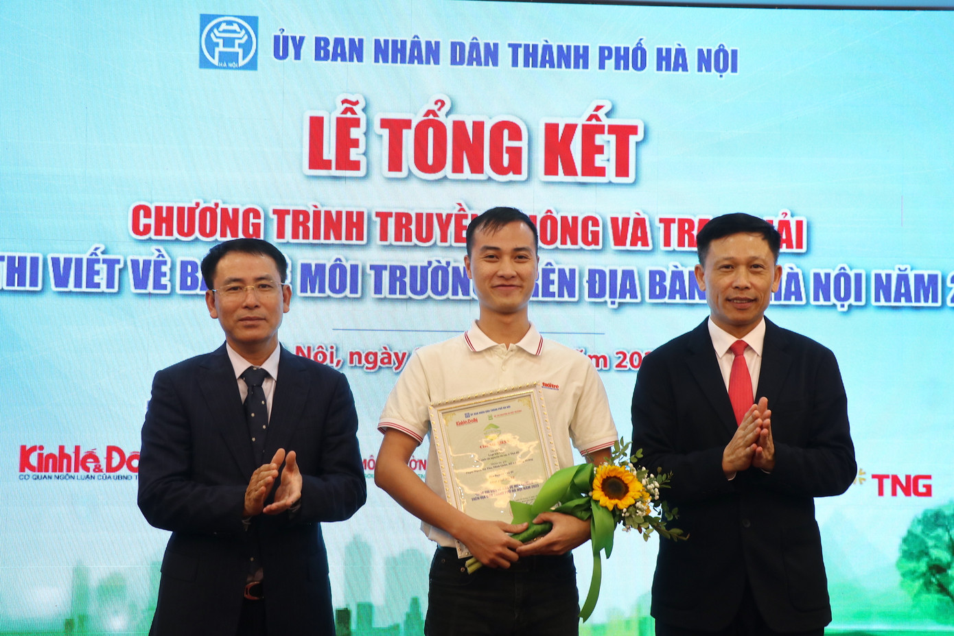 Phó Chủ tịch UBND TP Hà Nội Nguyễn Trọng Đông; Tổng Biên tập báo Kinh tế và Đô thị Nguyễn Minh Đức, Trưởng Ban Tổ chức cuộc thi trao giải nhất cho các tác giả.
