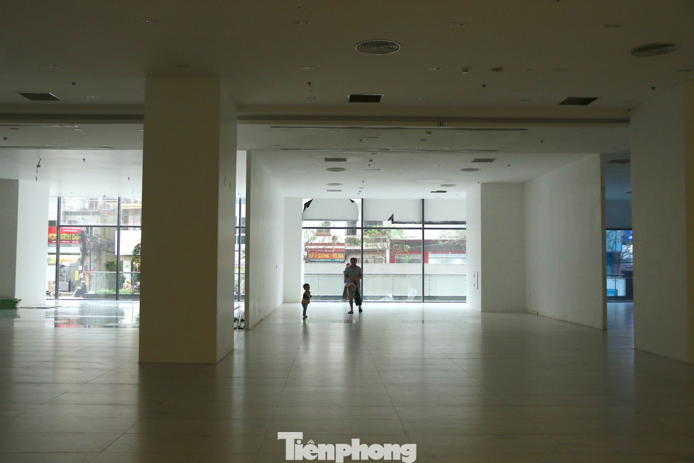 Trung tâm thương mại Artemis phần lớn bỏ trống. Theo nhân viên bảo vệ tại trung tâm thương mại, các gian hàng tại đây đã đóng cửa và để trống mặt bằng trong khoảng thời gian dài. Nơi đây trở thành chỗ vui chơi và thể dục của người dân sống gần khu vực. Trung tâm thương mại Artemis phần lớn bỏ trống. Theo nhân viên bảo vệ tại trung tâm thương mại, các gian hàng tại đây đã đóng cửa và để trống mặt bằng trong khoảng thời gian dài. Nơi đây trở thành chỗ vui chơi và thể dục của người dân sống gần khu vực.