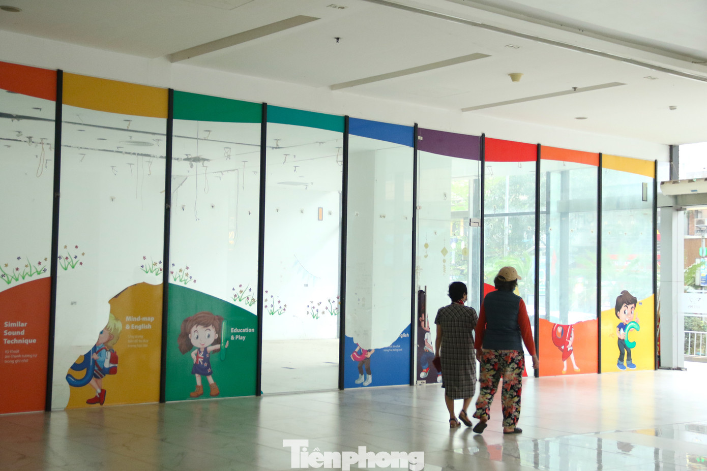 Trung tâm thương mại Artemis phần lớn bỏ trống. Theo nhân viên bảo vệ tại trung tâm thương mại, các gian hàng tại đây đã đóng cửa và để trống mặt bằng trong khoảng thời gian dài. Nơi đây trở thành chỗ vui chơi và thể dục của người dân sống gần khu vực. Trung tâm thương mại Artemis phần lớn bỏ trống. Theo nhân viên bảo vệ tại trung tâm thương mại, các gian hàng tại đây đã đóng cửa và để trống mặt bằng trong khoảng thời gian dài. Nơi đây trở thành chỗ vui chơi và thể dục của người dân sống gần khu vực.