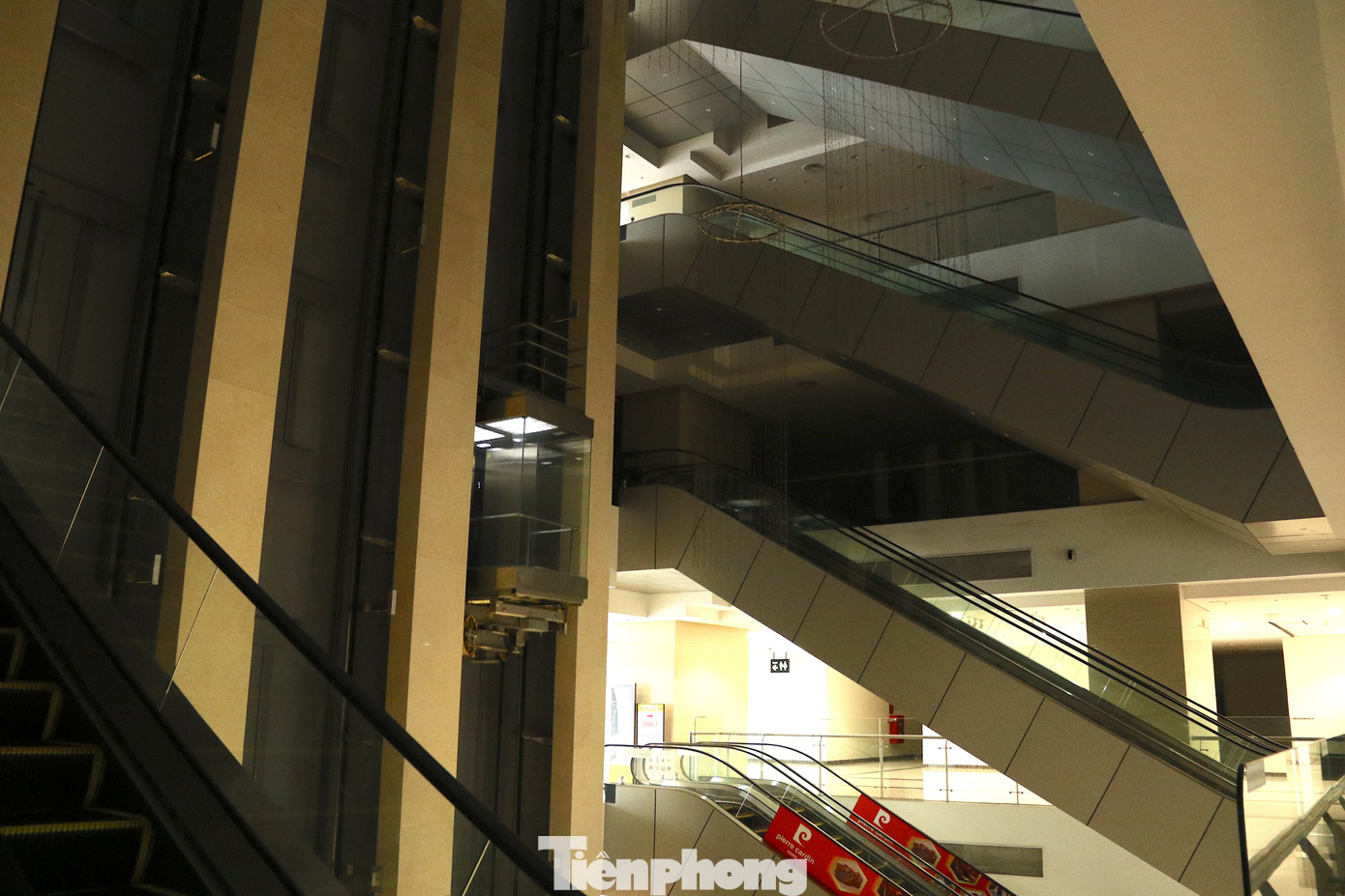 Nhiều tầng tắt đèn. Hệ thống thang máy, thang cuốn không hoạt động dù vào ngày cuối tuần. Nhiều tầng tắt đèn. Hệ thống thang máy, thang cuốn không hoạt động dù vào ngày cuối tuần.