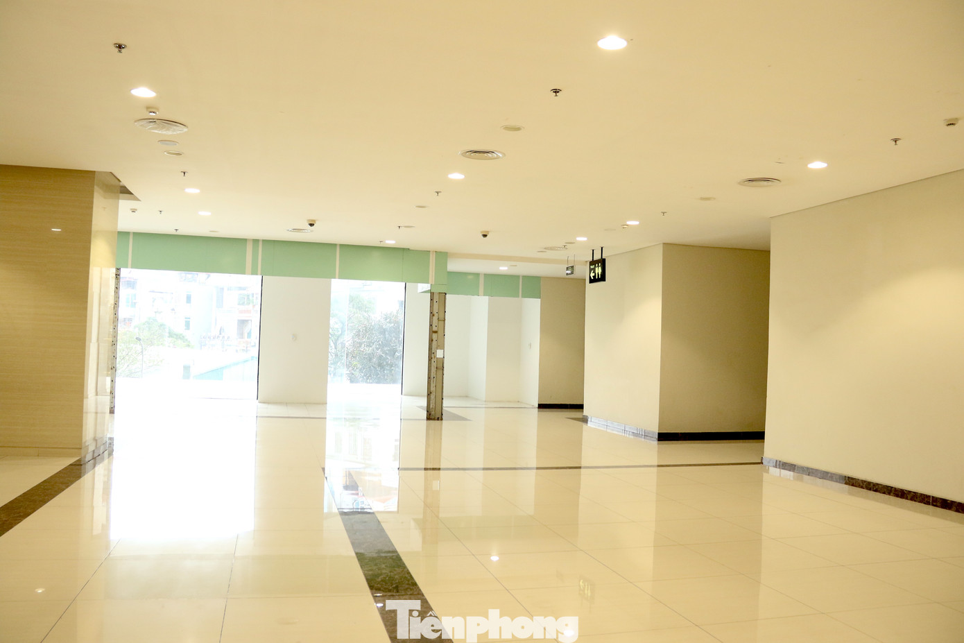 Nằm ở vị trí đắc địa trên mặt đường Cầu Giấy, Trung tâm thương mại Discovery Complex gồm 8 tầng, nằm trong tổ hợp chung cư, văn phòng, thương mại dịch vụ. Dự án được khởi công vào năm 2004, hoạt động từ 2018. Nằm ở vị trí đắc địa trên mặt đường Cầu Giấy, Trung tâm thương mại Discovery Complex gồm 8 tầng, nằm trong tổ hợp chung cư, văn phòng, thương mại dịch vụ. Dự án được khởi công vào năm 2004, hoạt động từ 2018.