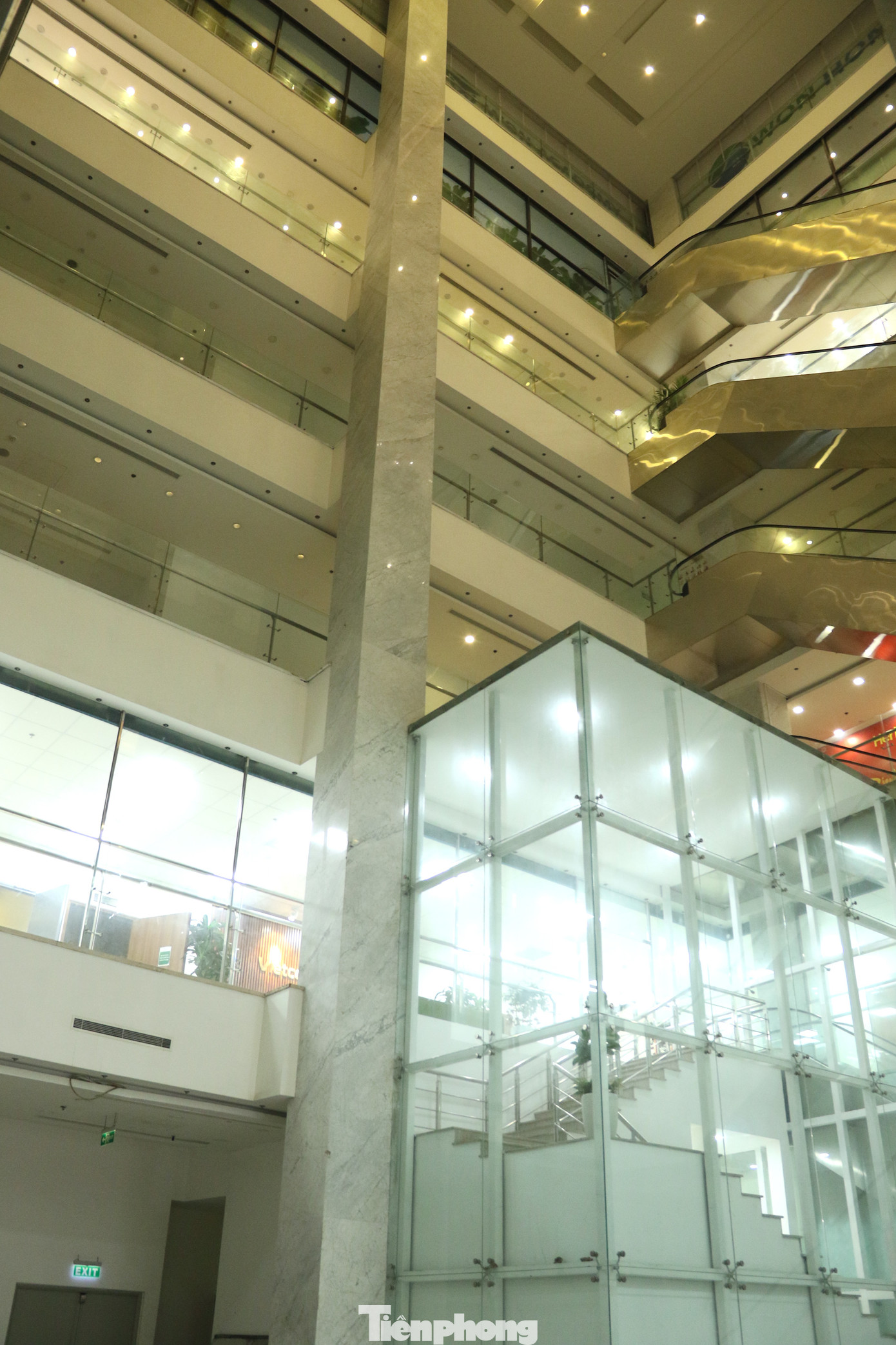 4 tầng mặt bằng của toà nhà vắng vẻ, trở thành khu vực cho thuê văn phòng của các ngân hàng. Hàng loạt mặt bằng sảnh tầng 1 cũng bỏ trống dù có vị trí đắc địa 4 mặt tiền giáp ba tuyến đường Trường Chinh, Tôn Thất Tùng và Lê Trọng Tấn. 4 tầng mặt bằng của toà nhà vắng vẻ, trở thành khu vực cho thuê văn phòng của các ngân hàng. Hàng loạt mặt bằng sảnh tầng 1 cũng bỏ trống dù có vị trí đắc địa 4 mặt tiền giáp ba tuyến đường Trường Chinh, Tôn Thất Tùng và Lê Trọng Tấn.