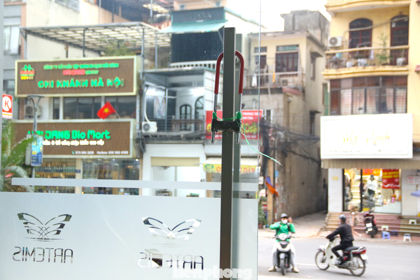 Theo các chuyên gia, một số thương hiệu phải rời đi do giá thuê quá cao so với sức chịu đựng, trong khi nhiều trung tâm thương mại đang thay đổi và thay thế các thương hiệu cũ khiến công suất thuê giảm. Theo các chuyên gia, một số thương hiệu phải rời đi do giá thuê quá cao so với sức chịu đựng, trong khi nhiều trung tâm thương mại đang thay đổi và thay thế các thương hiệu cũ khiến công suất thuê giảm.