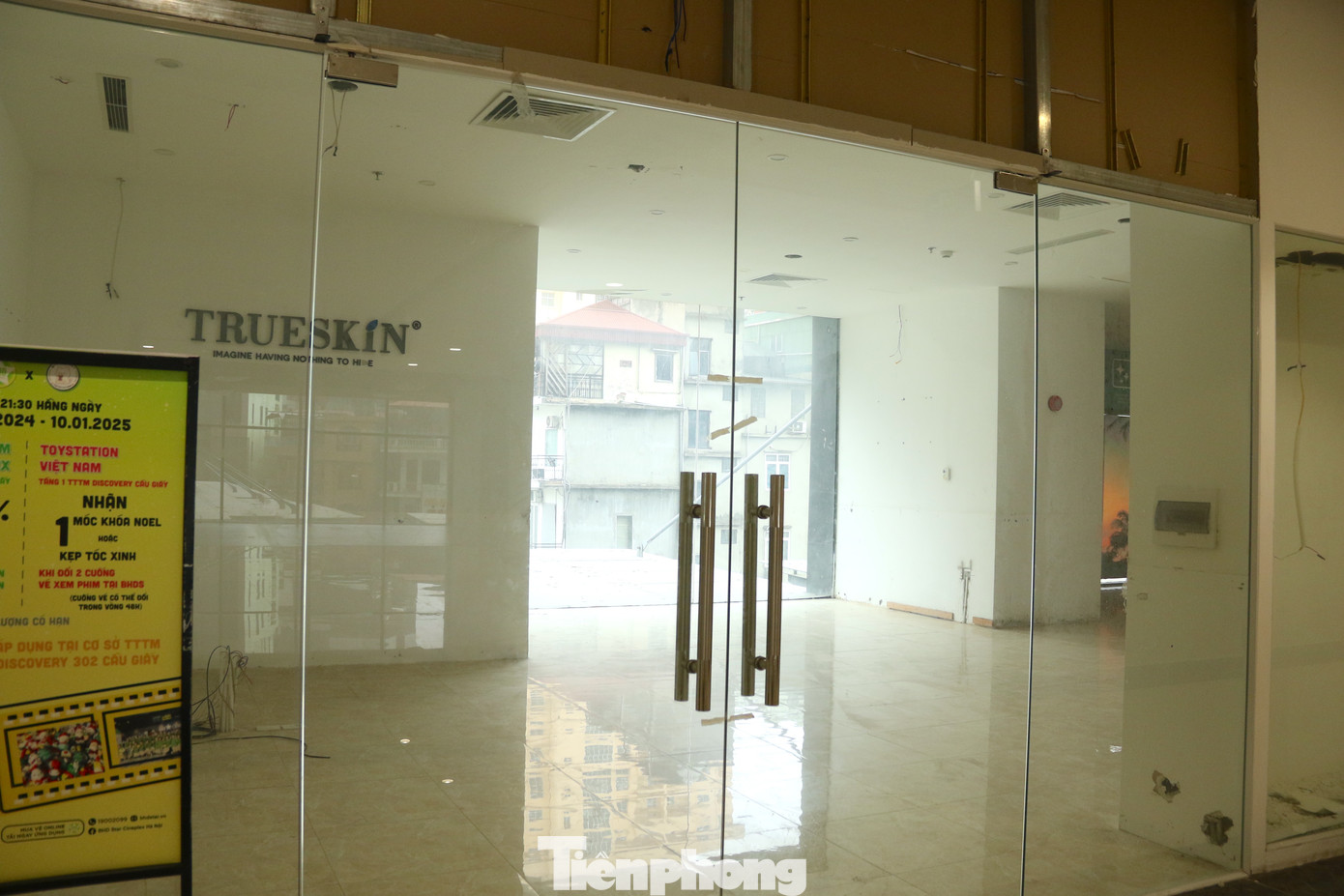 Mỗi tầng có hơn 20 gian hàng cho thuê kinh doanh. Tuy nhiên, hiện tại có tới 80% diện tích mặt bằng bị bỏ trống. Mỗi tầng có hơn 20 gian hàng cho thuê kinh doanh. Tuy nhiên, hiện tại có tới 80% diện tích mặt bằng bị bỏ trống.