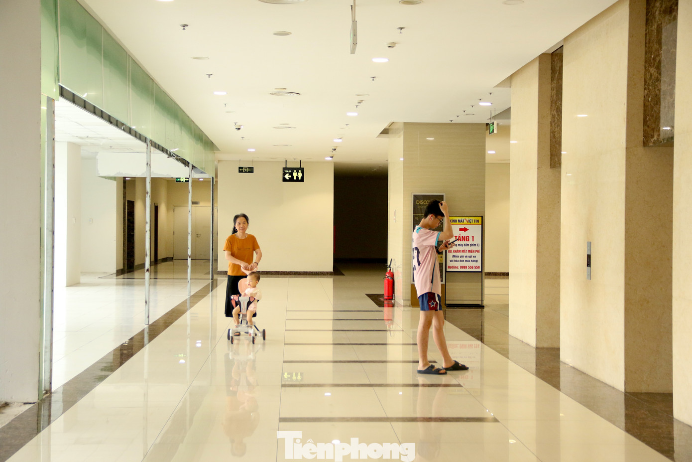 Vốn là cư dân sống tại khu dân cư của toà nhà, Bà Minh Lan (ở Cầu Giấy) chiều nào cũng đưa cháu tới khu vực sảnh trung tâm thương mại để đi dạo. "Chỉ có tầng 2 này thoáng và có điện sáng nên tôi và nhiều người sống tại đây tới đi dạo, tập thể dục. Mặt bằng bị trả nhiều trong 1, 2 năm nay. Dù vị trí đẹp thế nhưng tình trạng vắng vẻ cũng diễn ra lâu rồi", bà Lan cho biết. Vốn là cư dân sống tại khu dân cư của toà nhà, Bà Minh Lan (ở Cầu Giấy) chiều nào cũng đưa cháu tới khu vực sảnh trung tâm thương mại để đi dạo. "Chỉ có tầng 2 này thoáng và có điện sáng nên tôi và nhiều người sống tại đây tới đi dạo, tập thể dục. Mặt bằng bị trả nhiều trong 1, 2 năm nay. Dù vị trí đẹp thế nhưng tình trạng vắng vẻ cũng diễn ra lâu rồi", bà Lan cho biết.