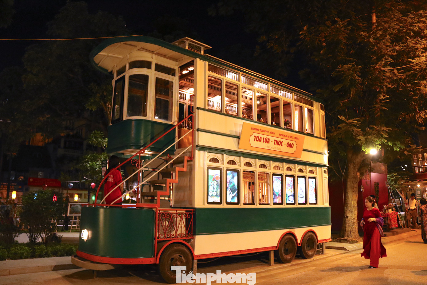 Tuyến tàu điện số 6-Bảo tàng đường phố Hà Nội chính thức khai trương dịp này theo các chủ đề khác nhau trên 4 toa xe thuộc Tuyến tàu điện số 6. Theo BTC, mỗi toa tàu điện sẽ mang một chủ đề ẩm thực đặc trưng của Hà Nội và Việt Nam như: Lúa - thóc - gạo, phở - bún - sợi, bếp - chạn - mâm…. Các toa xe như tạo thành những chuyến tàu chuyên chở di sản, "bảo tàng mini" về văn hóa, ẩm thực. Tuyến tàu điện số 6-Bảo tàng đường phố Hà Nội chính thức khai trương dịp này theo các chủ đề khác nhau trên 4 toa xe thuộc Tuyến tàu điện số 6. Theo BTC, mỗi toa tàu điện sẽ mang một chủ đề ẩm thực đặc trưng của Hà Nội và Việt Nam như: Lúa - thóc - gạo, phở - bún - sợi, bếp - chạn - mâm…. Các toa xe như tạo thành những chuyến tàu chuyên chở di sản, "bảo tàng mini" về văn hóa, ẩm thực.