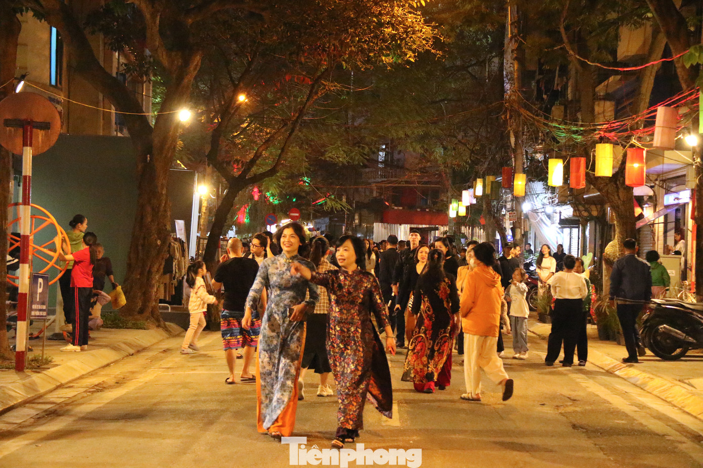 Lần đầu tiên tại Hà Nội, toàn bộ không gian sự kiện sẽ được thiết lập như một phim trường, gợi nhớ cho người dân Thủ đô và du khách về ký ức của "thời bao cấp" - một trong những thời kỳ đặc biệt của đất nước. Lần đầu tiên tại Hà Nội, toàn bộ không gian sự kiện sẽ được thiết lập như một phim trường, gợi nhớ cho người dân Thủ đô và du khách về ký ức của "thời bao cấp" - một trong những thời kỳ đặc biệt của đất nước.