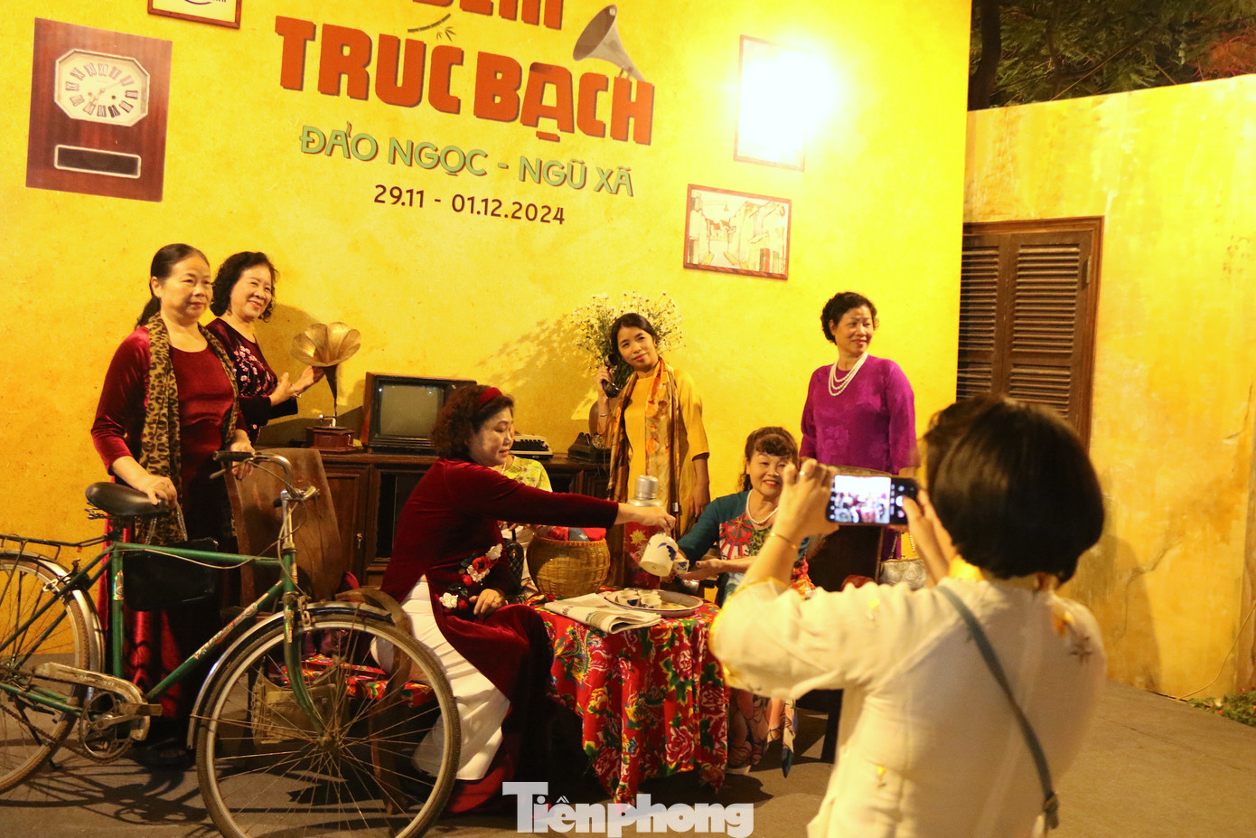 Đông đảo người dân tới trải nghiệm không gian văn hoá đặc sắc tại Trúc Bạch. Đông đảo người dân tới trải nghiệm không gian văn hoá đặc sắc tại Trúc Bạch.