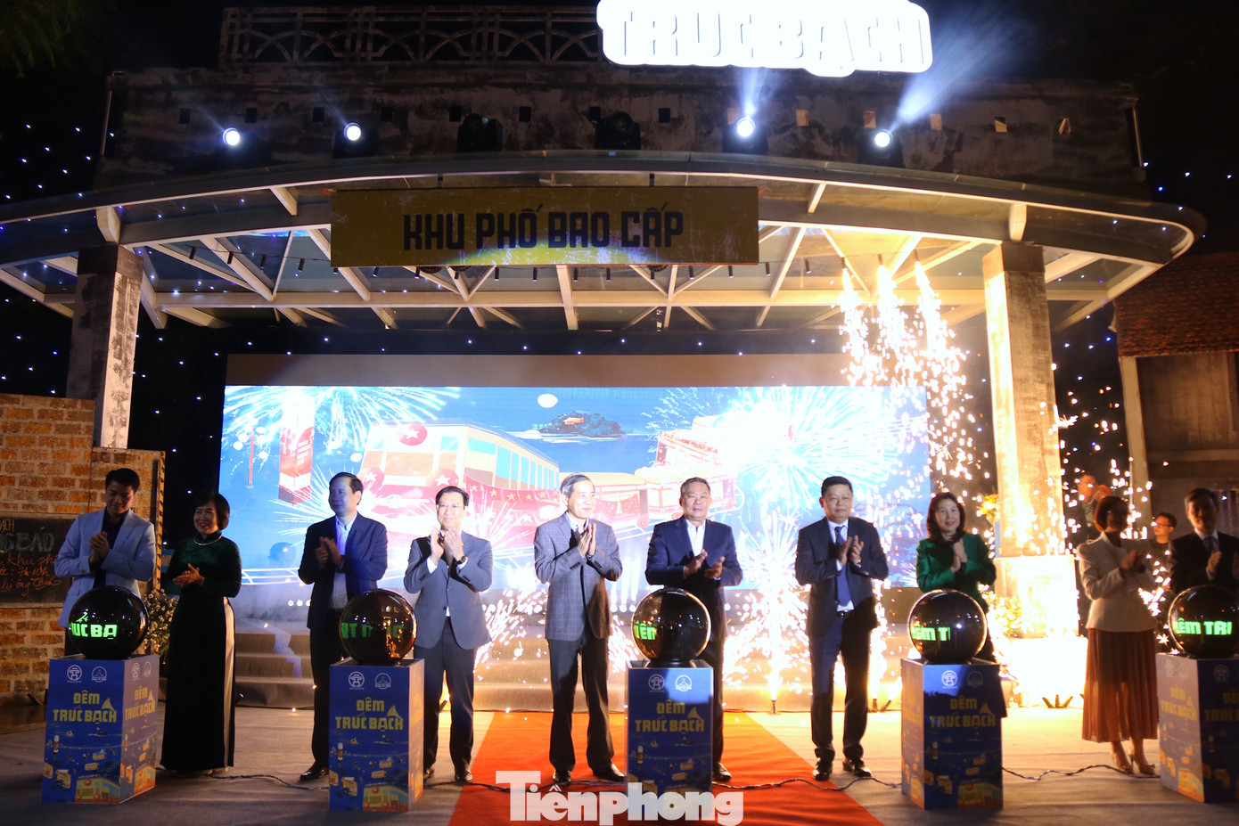 Các đại biểu thực hiện nghi thức khai trương Tuyến tàu điện số 6 - Bảo tàng đường phố Hà Nội. Các đại biểu thực hiện nghi thức khai trương Tuyến tàu điện số 6 - Bảo tàng đường phố Hà Nội.