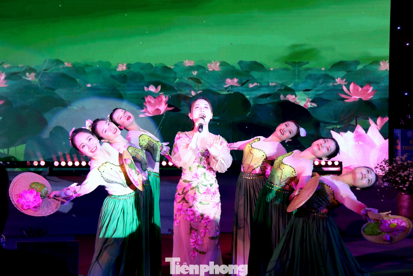 Nhiều chương trình ấn tượng mang đậm dấu ấn Hà Nội diễn ra trong đêm khai mạc. Nhiều chương trình ấn tượng mang đậm dấu ấn Hà Nội diễn ra trong đêm khai mạc.