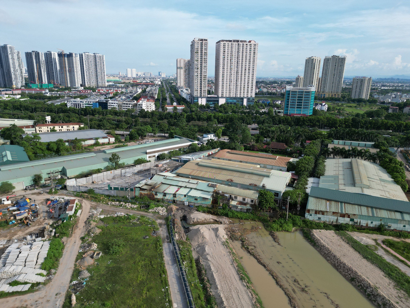 Đoạn 3 khu vực nút giao với Đại lộ Thăng Long vẫn đang thi công dang dở với mặt bằng chưa được giải tỏa. Nút giao này dự kiến có tổng mức đầu tư gần 2.500 tỷ đồng, gồm hầm chui và các đường nhánh kết nối.