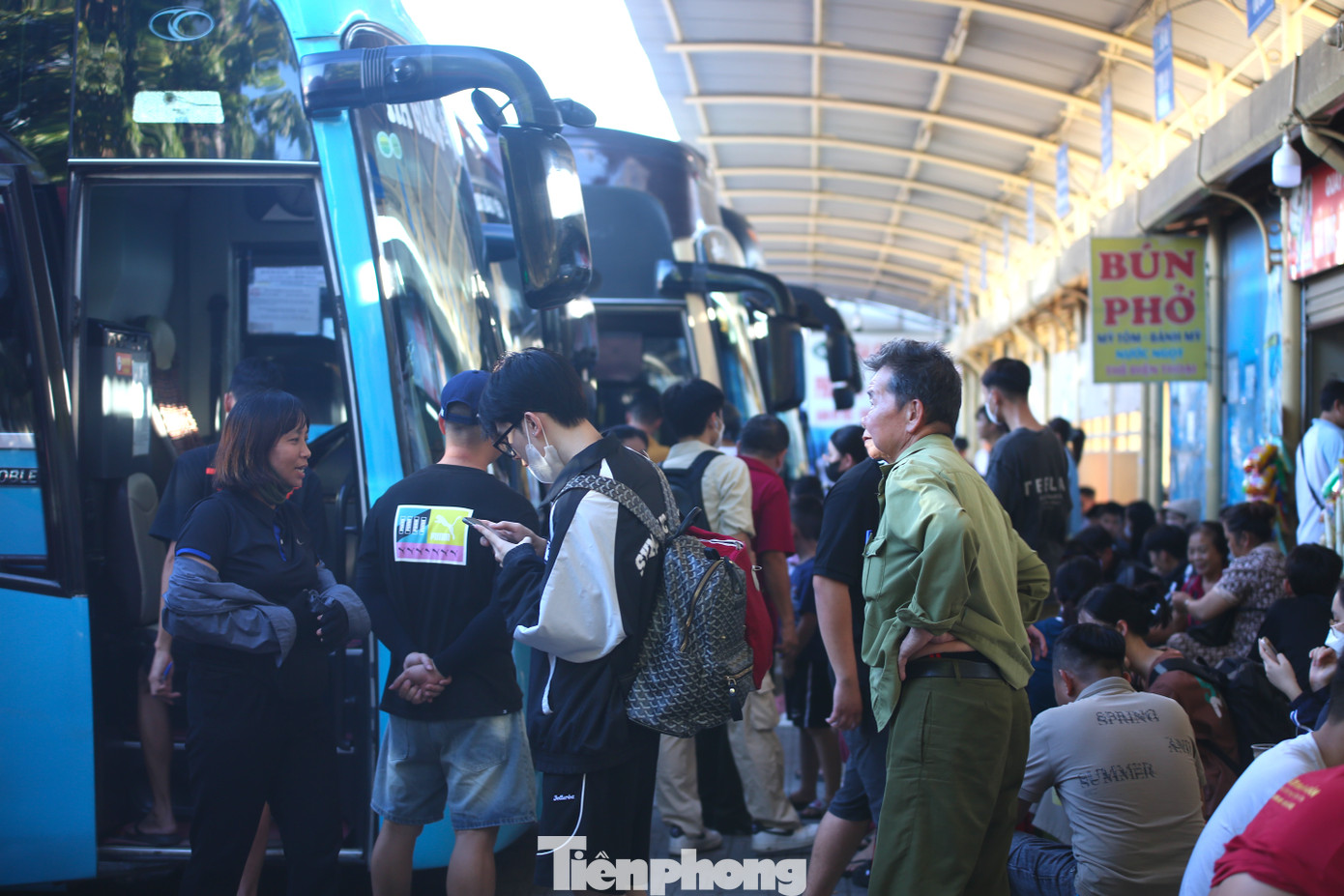 Tại khu vực sảnh chờ bến xe Mỹ Đình có rất đông hành khách ngồi chờ xe xuất bến. Mặc dù lượng khách tăng đột biến so với ngày thường nhưng việc mua vé, chọn xe không gặp khó khăn. Tại khu vực sảnh chờ bến xe Mỹ Đình có rất đông hành khách ngồi chờ xe xuất bến. Mặc dù lượng khách tăng đột biến so với ngày thường nhưng việc mua vé, chọn xe không gặp khó khăn.