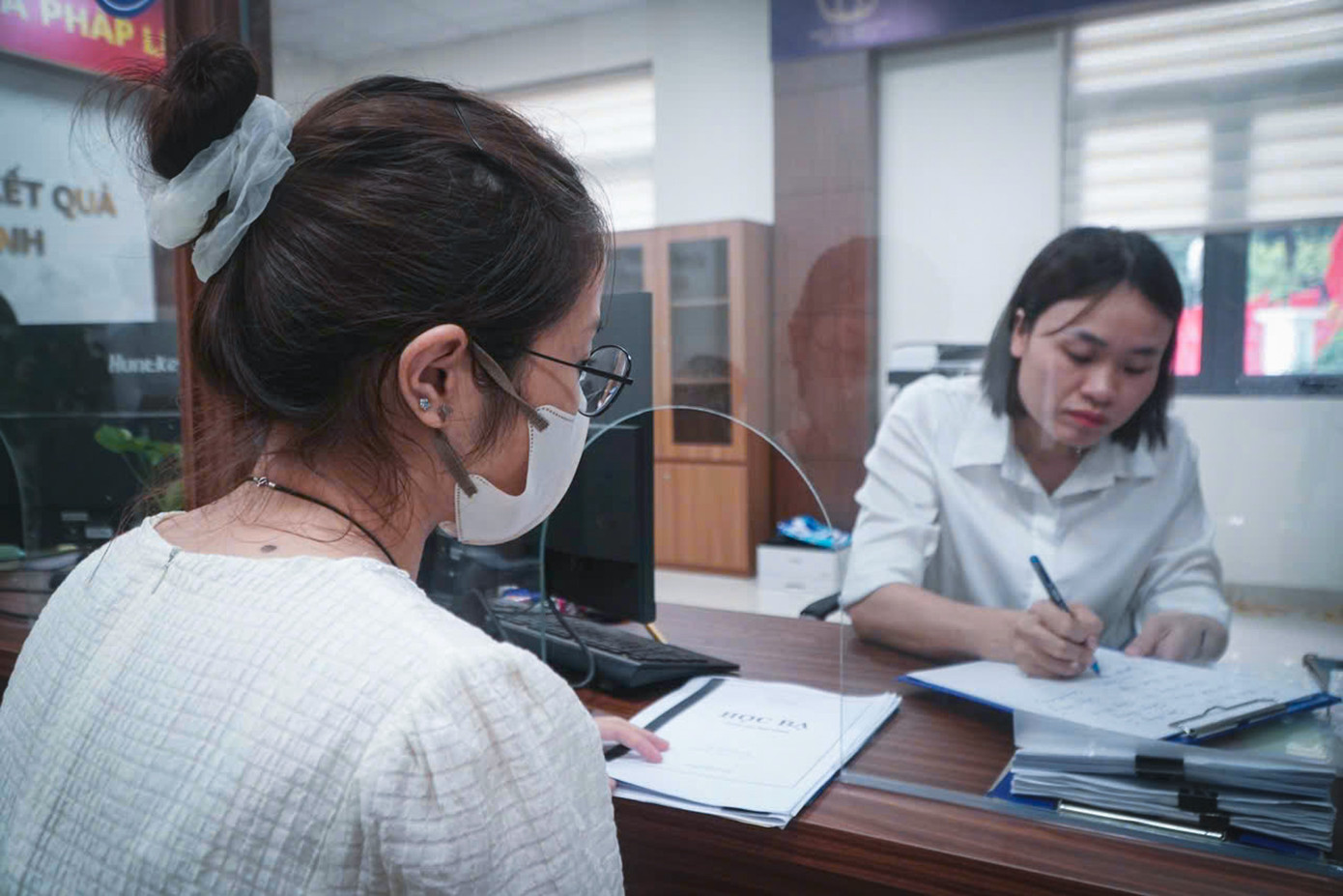 Ghi nhận tại trụ sở phường Xuân Đỉnh mới (số 6, phố Minh Tảo, phường Xuân Đỉnh, Hà Nội), thời gian tập trung đông người dân đến làm thủ tục nhất là khoảng 10h. Đến 11h30 nhiều người dân vẫn còn nán lại trao đổi, bổ sung hồ sơ.