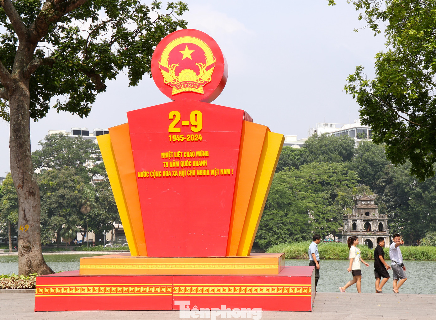 Để chào mừng kỷ niệm 79 năm Cách mạng tháng Tám và Quốc khánh 2/9 (2/9/1945 - 2/9/2024), trên khắp các con phố tại Thủ đô Hà Nội đã được trang hoàng rực rỡ.