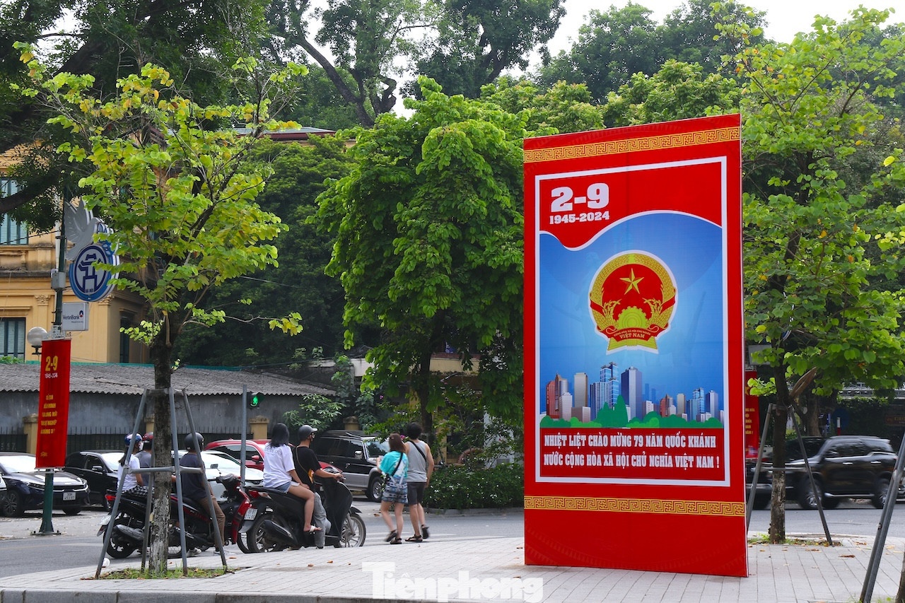 Nhiều tuyến phố như: Hoàng Diệu, Hùng Vương, Đinh Tiên Hoàng, Thanh Niên, Điện Biên Phủ...đã ngập tràn sắc đỏ.