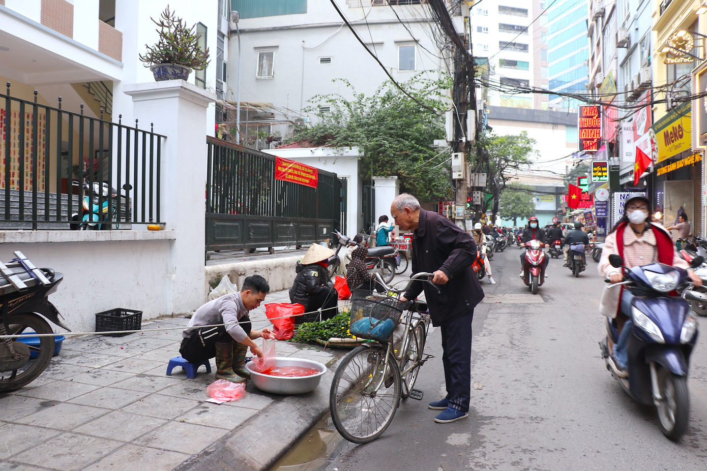 Anh Hải, tiểu thương bán cá tại chợ Nhân Hoà cho biết: “Từ 20 tháng Chạp, tôi bắt đầu nhập cá về bán. Tuy vậy, sức mua năm nay cao hơn so với các năm trước. Bán đắt hàng nhất là các loại cá vừa và nhỏ."