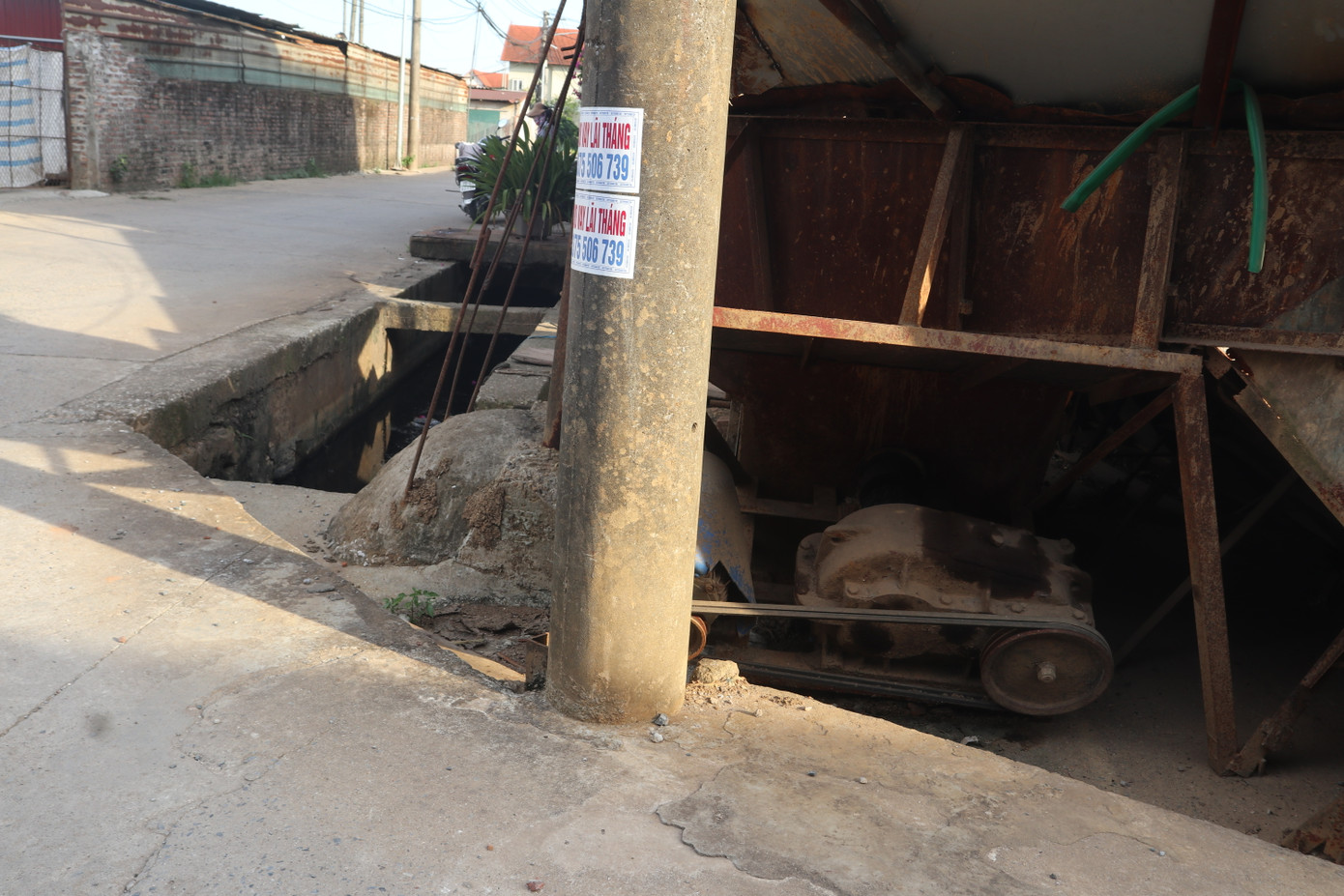 Dụng cụ chế biến ngổn ngang, xưởng chế biến là những lán tôn tạm bợ và được đặt ngay sát miệng cống thải của xã.