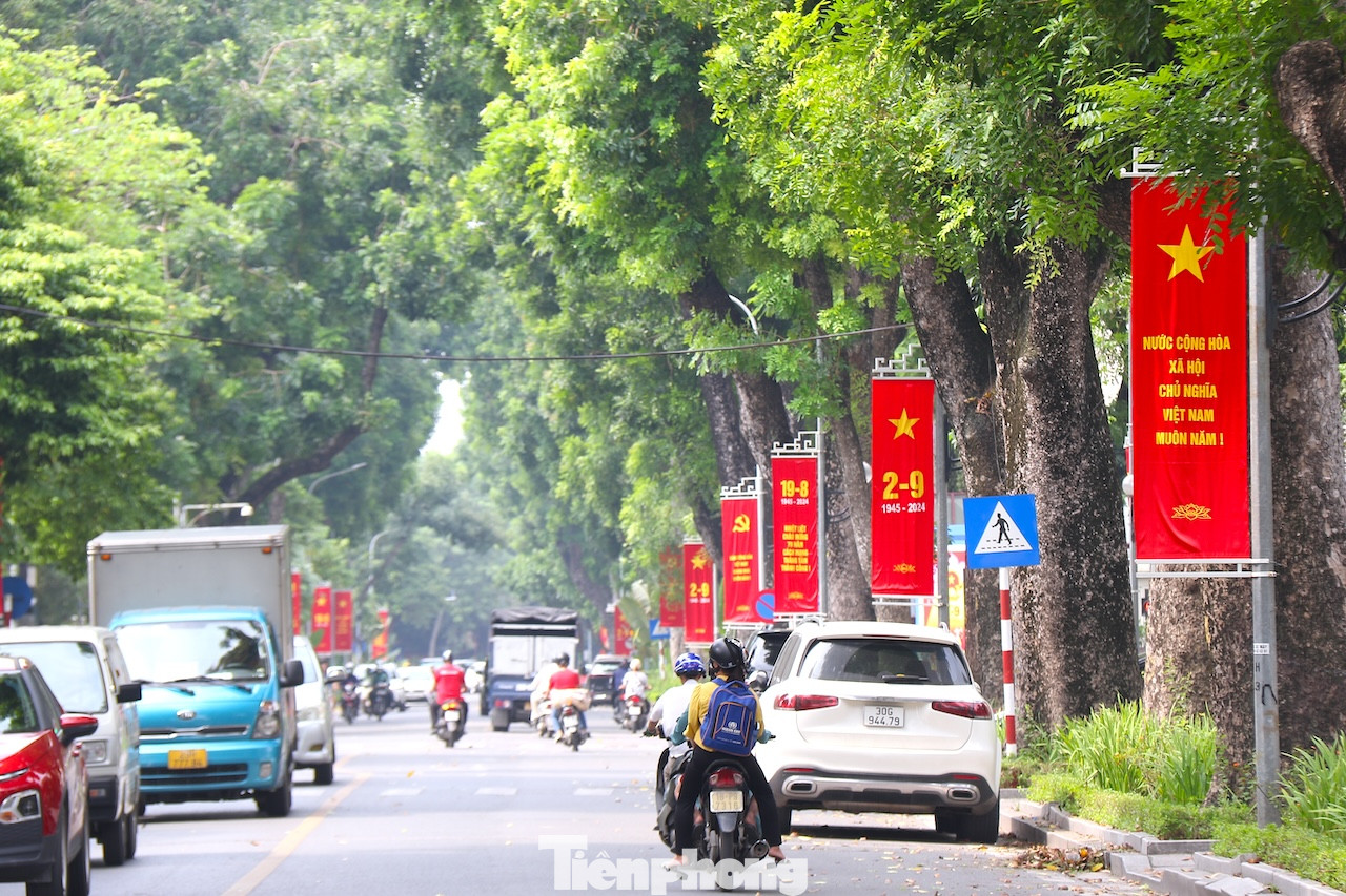Ở các tuyến phố lớn đã được trang hoàng cờ hoa, pano, áp phích chào mừng Quốc khánh 2-9.