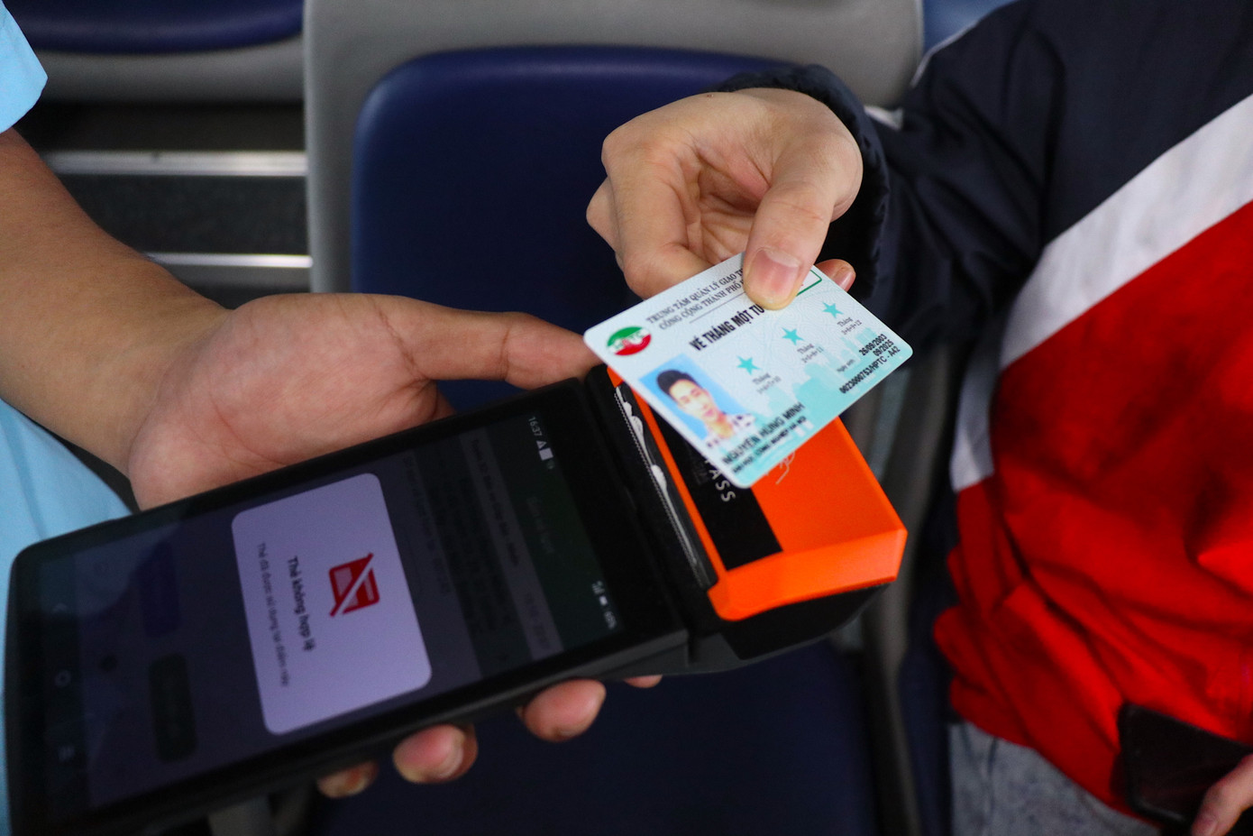 Vé tháng được quét trực tiếp lên thiết bị mà không cần sự kiểm tra của nhân viên trên xe.