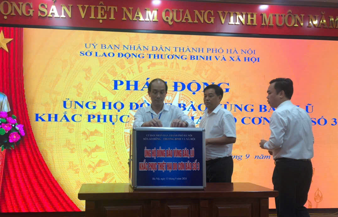 Cán bộ đơn vị quyên góp ủng hộ khắc phục hậu quả cơn bão số 3. Cán bộ đơn vị quyên góp ủng hộ khắc phục hậu quả cơn bão số 3.