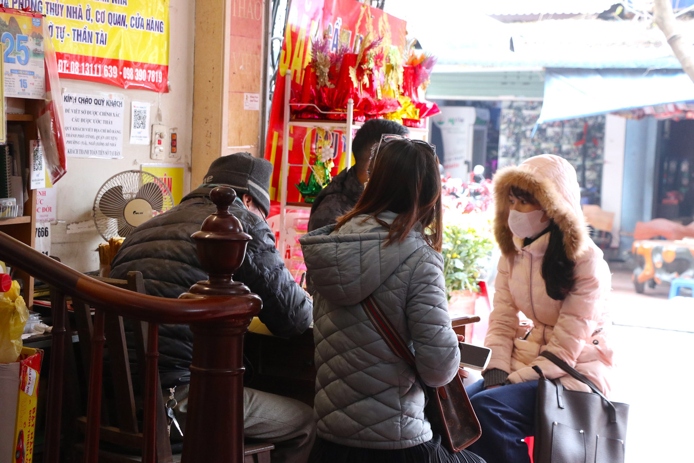 Để ước nguyện được linh ứng, các bạn trẻ gửi gắm mong muốn vào tờ sớ. Mỗi tờ sớ cầu duyên sẽ ghi họ tên, năm sinh, địa chỉ và ý nguyện của mỗi người.