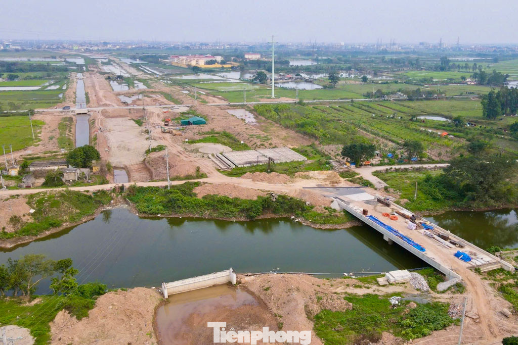 Một nhánh cầu Tô Lịch thuộc gói thầu số 11 vẫn đang chờ xây dựng do chưa thể di dời đường điện ở mặt bằng sẵn có. Hiện tại gói thầu này còn hơn 10 điểm chưa được bàn giao mặt bằng.