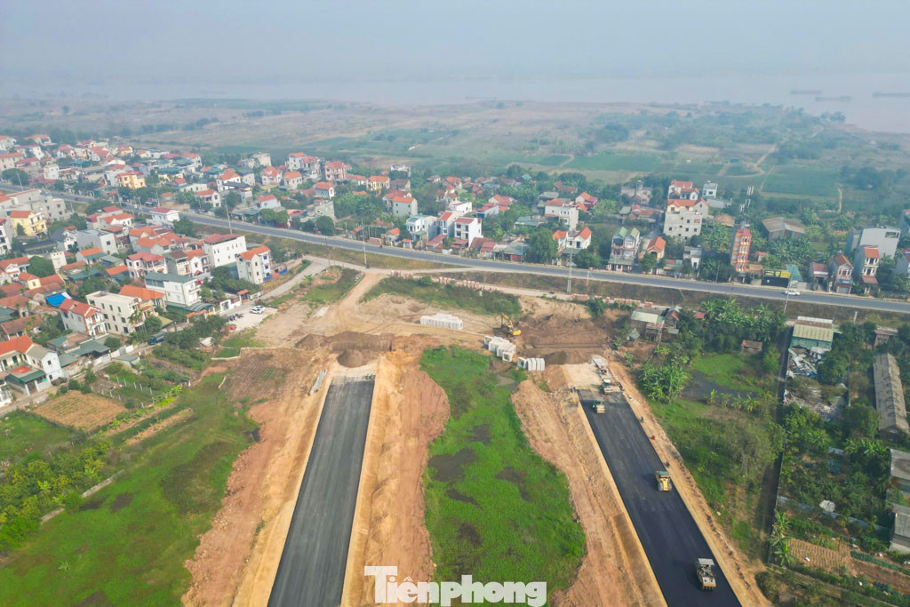 Nằm trong khu vực xây dựng quan trọng nối giữa hai huyện Đan Phượng với Mê Linh, cầu Hồng Hà đến nay vẫn chưa được giải phóng mặt bằng. Cư dân xã Hồng Hà, huyện Đan Phượng vẫn đang sinh sống tại khu vực.