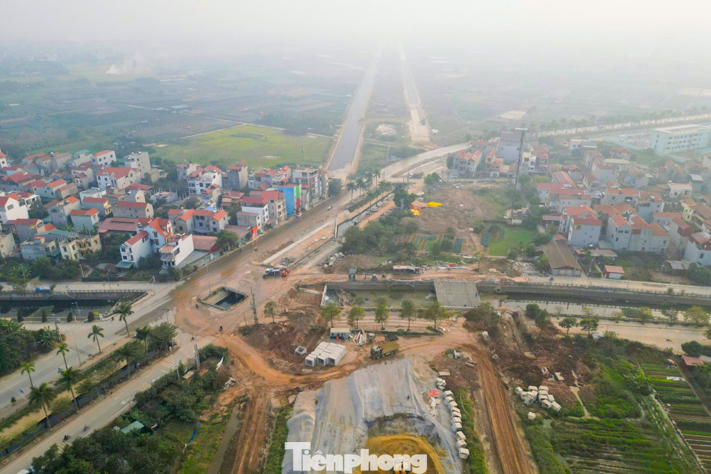 Mới đây, Văn phòng UBND thành phố Hà Nội ban hành Thông báo số 131/TB-VP về kết luận, chỉ đạo của Chủ tịch UBND Thành phố Trần Sỹ Thanh tại buổi họp nghe báo cáo về tiến độ, tình hình triển khai thực hiện Dự án đầu tư xây dựng đường Vành đai 4 - Vùng Thủ đô trên địa bàn Hà Nội. Theo đó, Hà Nội yêu cầu UBND các quận, huyện tiếp tục tập trung thực hiện, giải quyết dứt điểm đối với phần diện tích đất còn lại phải thu hồi, hoàn thành trước ngày 15/4/2025, đây là thời hạn cuối cùng, không được phép muộn hơn.