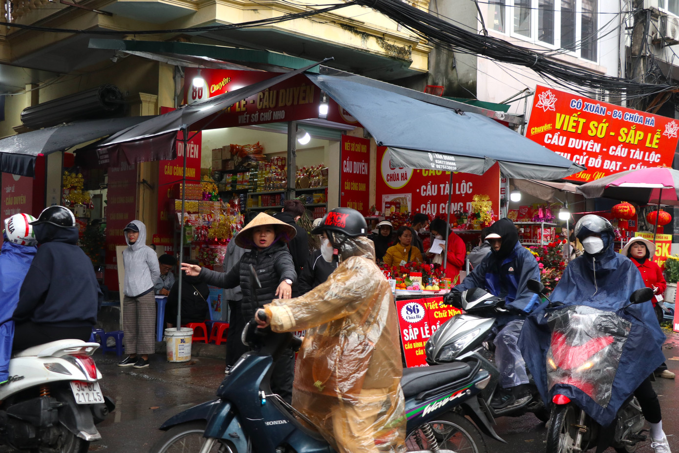 Tại đây, những tấm biển hiệu có chữ "cầu duyên" được viết lớn, in đậm nổi bật, phần nào cho thấy mong ước của các bạn trẻ khi đến lễ bái tại ngôi chùa cầu tình duyên nổi tiếng nhất nhì tại Thủ đô.