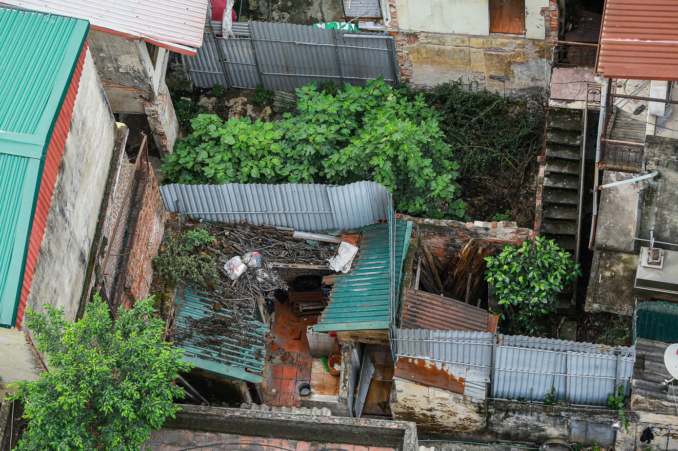 Người dân sống trong những căn nhà xập xệ chỉ hơn chục mét vuông nằm san sát nhau có tuổi đời hàng thập kỷ càng thêm lo lắng trước tác động của việc ảnh hưởng động đất vừa qua.