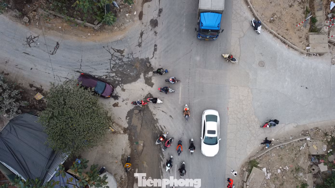Tại đường gom đại lộ Thăng Long, mặt đường mặc dù đã được hoàn trả sau khi thi công hạng mục thoát nước nhưng rất nham nhở và gồ ghề. Tại đường gom đại lộ Thăng Long, mặt đường mặc dù đã được hoàn trả sau khi thi công hạng mục thoát nước nhưng rất nham nhở và gồ ghề.