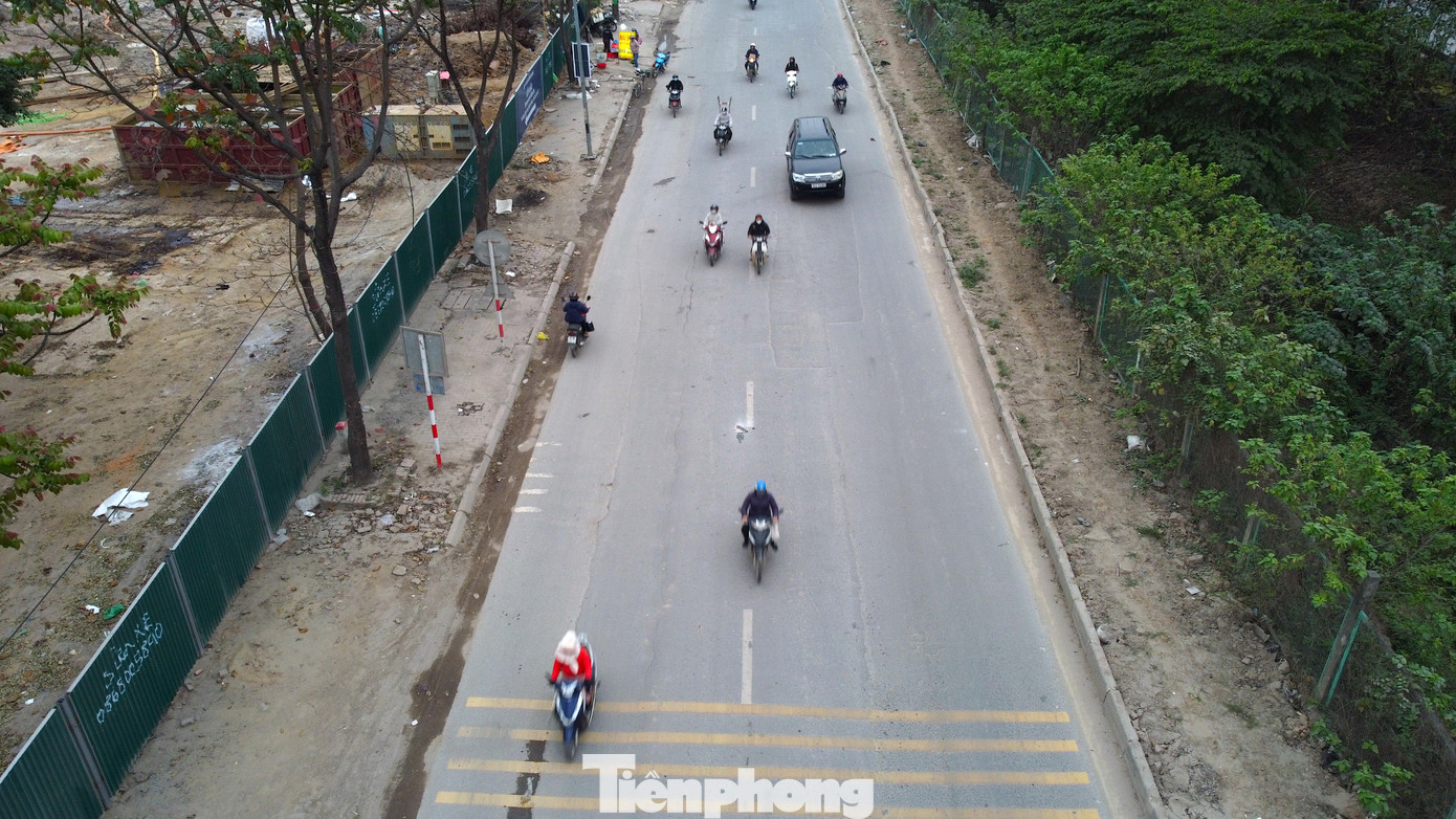 Tại Quy định về công tác quản lý thi công và hoàn trả kết cấu hạ tầng giao thông đường bộ trên địa bàn Hà Nội ban hành 2023 nêu rõ: "Đối với xây dựng công trình thiết yếu, kết cấu, khi hoàn trả phải đảm bảo điều kiện chất lượng bằng hoặc tốt hơn kết cấu đường bộ ban đầu". Thế nhưng, trên thực tế việc hoàn trả mặt bằng sau khi thi công nhiều nơi không đảm bảo chất lượng, ảnh hưởng đến sự an toàn của người dân hàng ngày khi lưu thông qua những tuyến này.