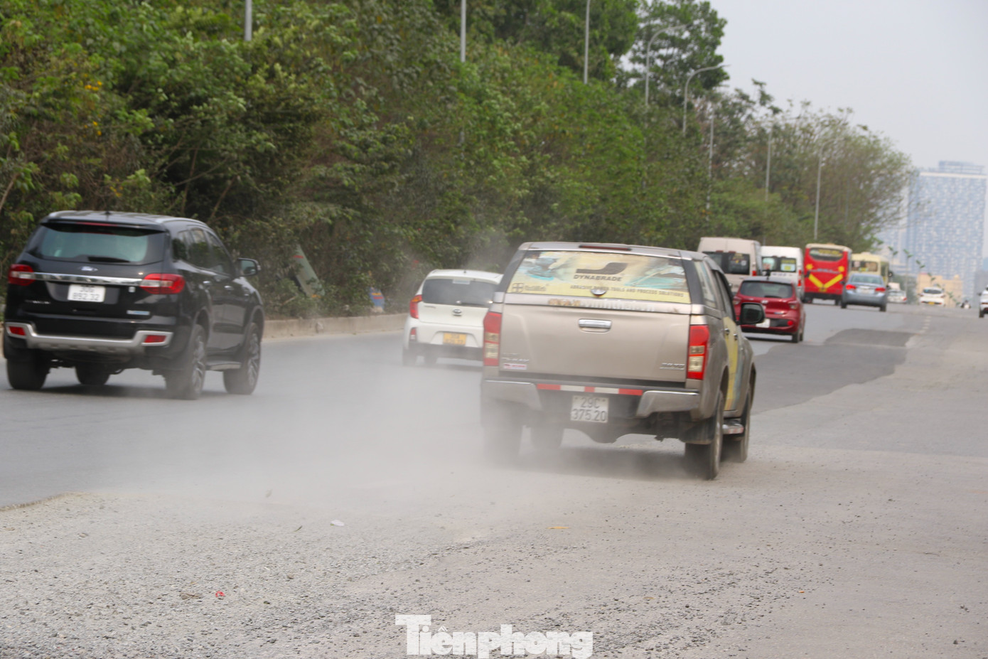 Mặt đường Đại lộ Thăng Long bị cắt vá nham nhở, lồi lõm, do nhà thầu hoàn trả mặt bằng ẩu sau khi đào đường để thi công. Mặt đường Đại lộ Thăng Long bị cắt vá nham nhở, lồi lõm, do nhà thầu hoàn trả mặt bằng ẩu sau khi đào đường để thi công.