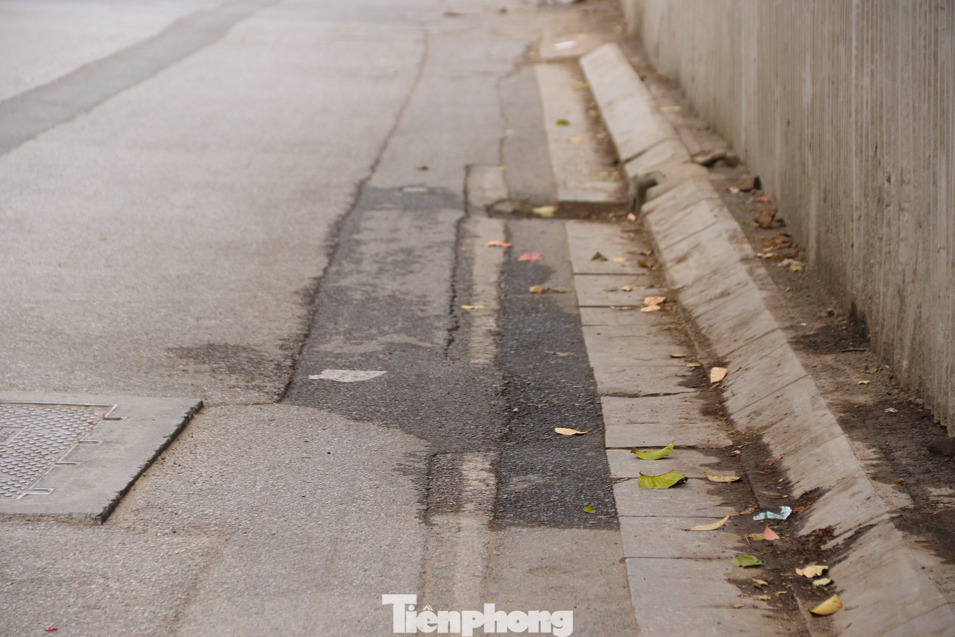 Nham nhở, vá chằng vá đụp, mỗi chỗ một kiểu khiến các phương tiện di chuyển qua đây gặp nhiều khó khăn.