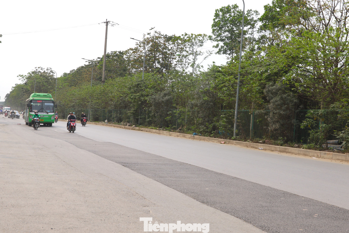 'Sống trâu’, ‘rãnh cào’ nham nhở trên tuyến đường sau sửa chữa. 'Sống trâu’, ‘rãnh cào’ nham nhở trên tuyến đường sau sửa chữa.