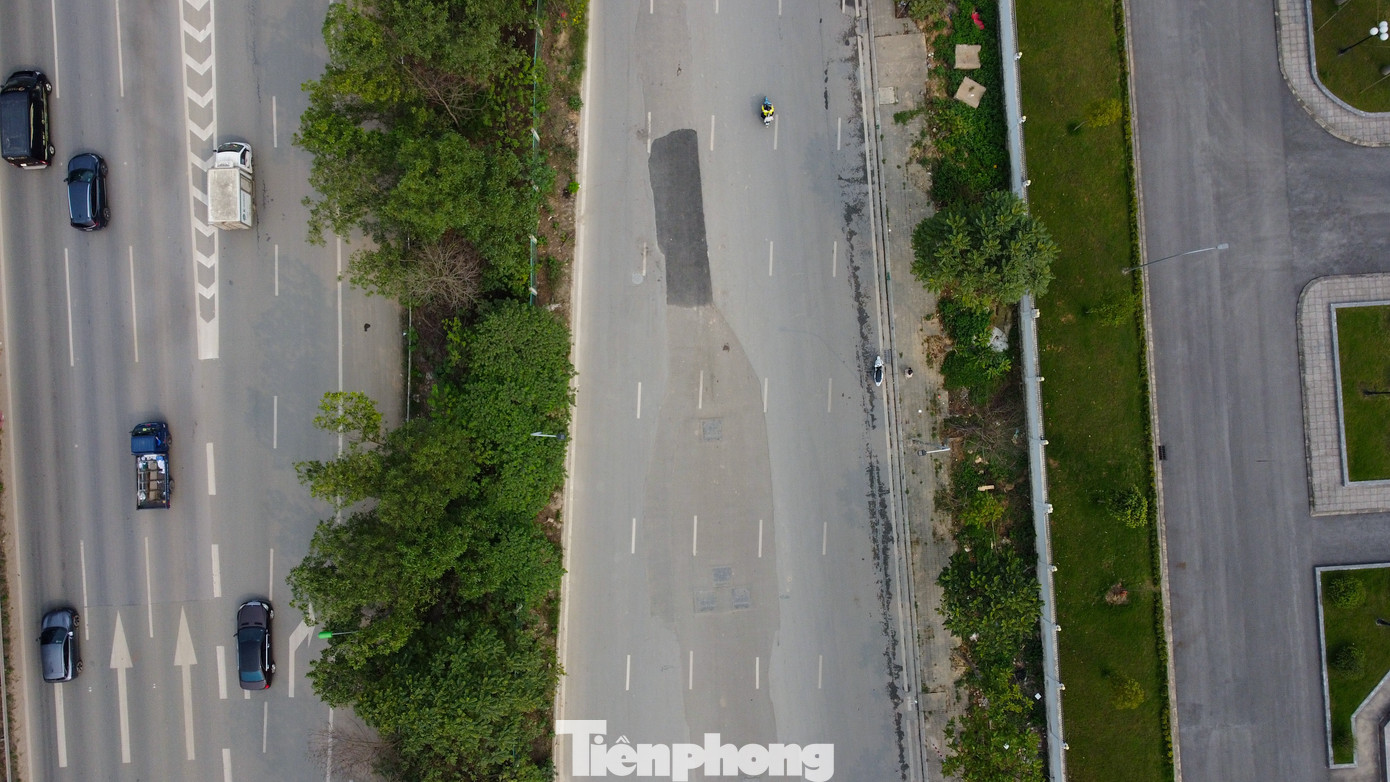 Mặt đường gồ ghề, nham nhở, nhiều sống “trâu” nằm ngay giữa đường - đó là tình trạng của nhiều tuyến đường trên địa bàn thành phố Hà Nội sau khi triển khai thi công các dự án đào hạ ngầm và cải tạo.