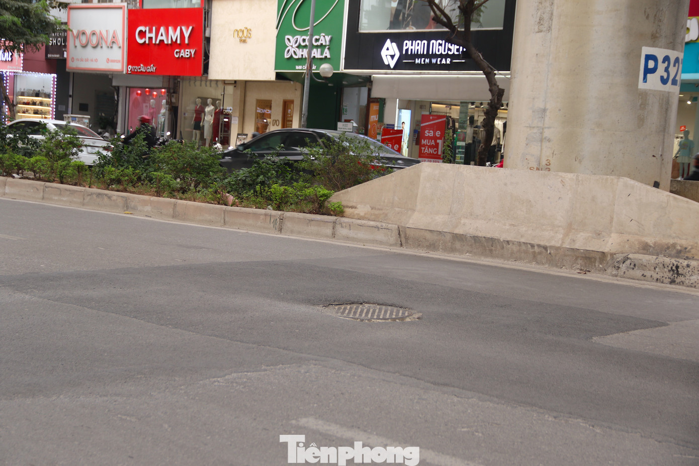 Không những không được bằng phẳng như mặt đường cũ mà nó còn xuất hiện rất nhiều cái bẫy trên đường, không ít vụ tai nạn đã xảy ra ở đây.