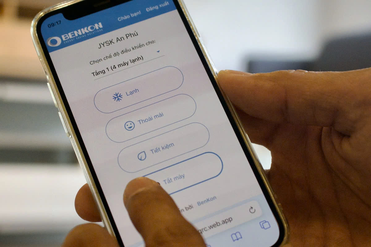 Người dùng có thể quét mã QR để điều chỉnh và cài đặt các chế độ cho nhiều máy lạnh cùng lúc mà không cần phải có mặt tại địa điểm - Ảnh: Sơn Trang. Người dùng có thể quét mã QR để điều chỉnh và cài đặt các chế độ cho nhiều máy lạnh cùng lúc mà không cần phải có mặt tại địa điểm - Ảnh: Sơn Trang.