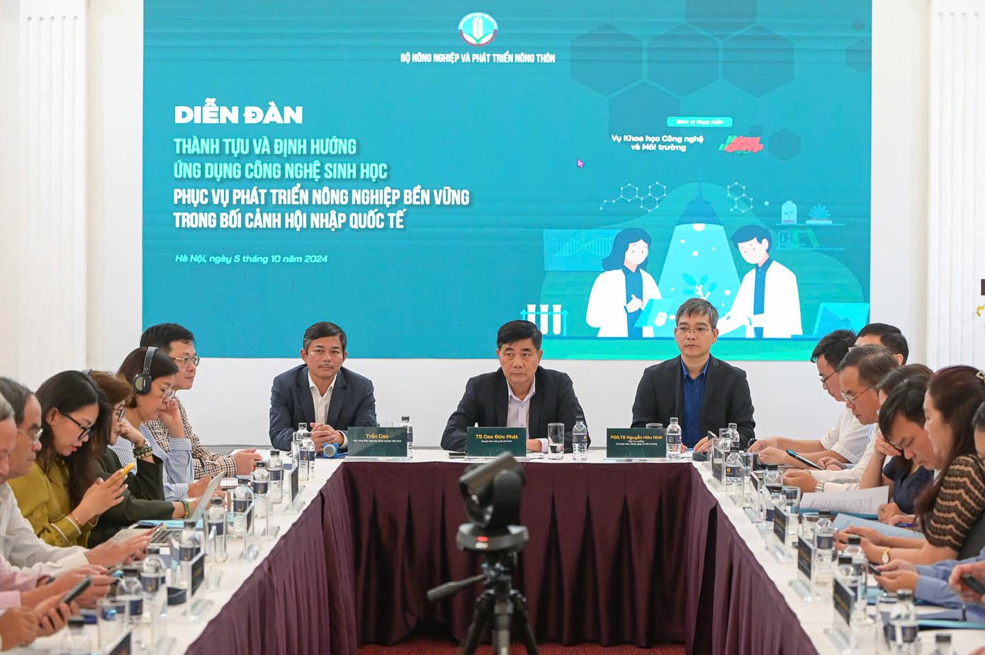 Toàn cảnh diễn đàn.