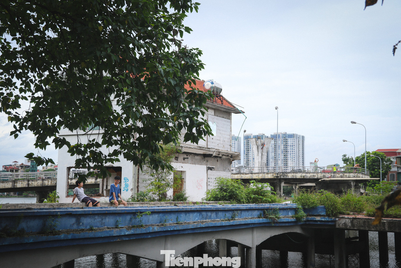 Đã hơn 2 năm kể từ khi các hạng mục, công trình sai phạm tại Công viên Tuổi trẻ Thủ đô được tháo dỡ, nhưng công trình nhà nổi sai phạm mới chỉ được tháo dỡ một phần. Đã hơn 2 năm kể từ khi các hạng mục, công trình sai phạm tại Công viên Tuổi trẻ Thủ đô được tháo dỡ, nhưng công trình nhà nổi sai phạm mới chỉ được tháo dỡ một phần.